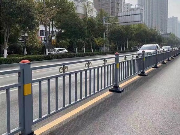 交通護(hù)欄(城市隔離護(hù)欄)  J05